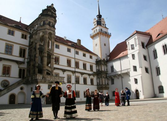 Torgauer Renaissancetänzer auf Schloss Hartenfels mit Blick auf den großen Wendelstein