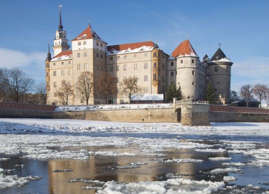 Winter in Torgau mit vereister Elbe